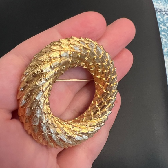 Vintage Brooch Monet Wreath Textured Circle Leaf Bark Overlapping Gold tone - Picture 8 of 12